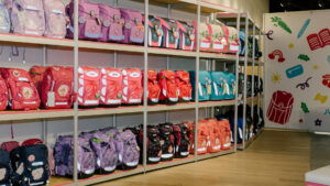 Ein Regal mit pinken und Lilianen Schulranzen in einem Geschäft