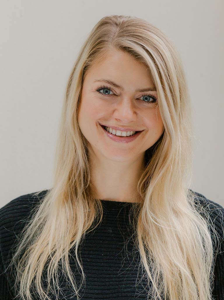 Ein Portrait von einer blonden Frau die lächelt