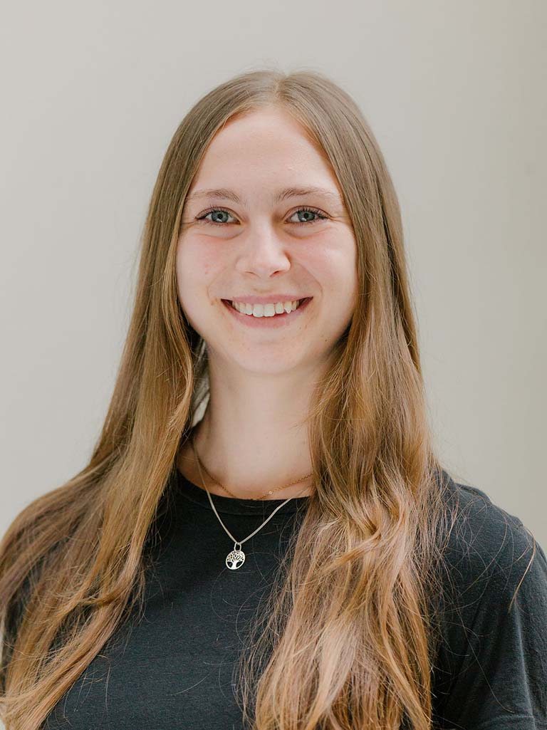 Ein Portrait von einer blonden jungen Frau die lächelt