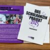 Bild von zwei Broschüren, eines ist aufgeklappt drauf liegt eine zweite in geschlossener Form mit dem Titel: Das Schulranzenprojekt 2025 Projektbericht Kindsein Stiftung.