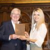 Uwe Kirchner, Vorstandsvorsitzender des Hamburger Spendenparlaments (links) und Carolin Schnoeckel Gründerin der Kindsein Stiftung (rechts) Überreichung der Förderpreises vom Hamburger Spendenparlament