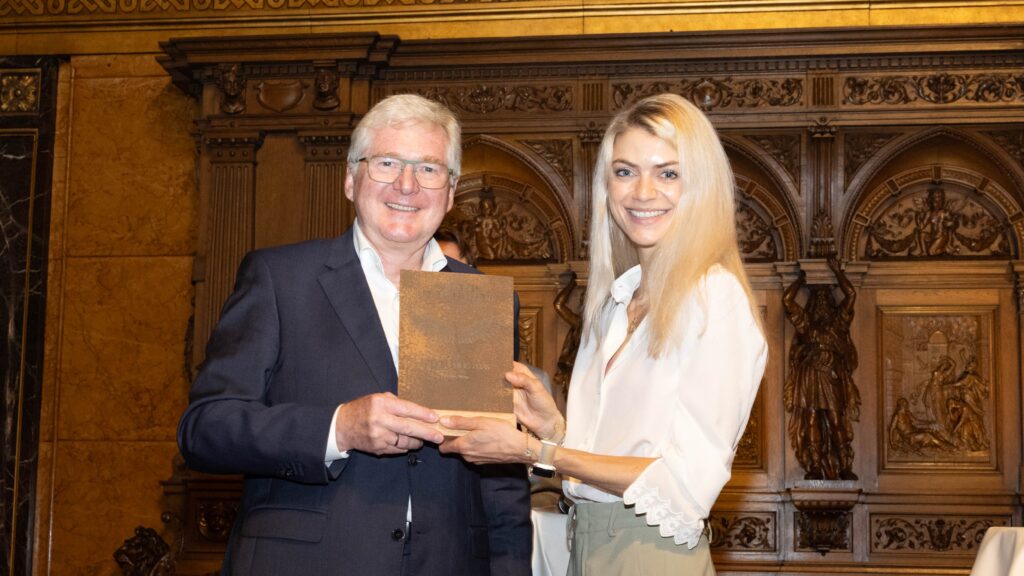 Uwe Kirchner, Vorstandsvorsitzender des Hamburger Spendenparlaments (links) und Carolin Schnoeckel Gründerin der Kindsein Stiftung (rechts) Überreichung der Förderpreises vom Hamburger Spendenparlament
