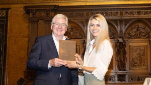 Uwe Kirchner, Vorstandsvorsitzender des Hamburger Spendenparlaments (links) und Carolin Schnoeckel Gründerin der Kindsein Stiftung (rechts) Überreichung der Förderpreises vom Hamburger Spendenparlament